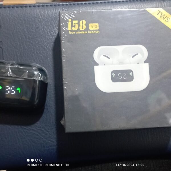 Alternative view of i58 ipod  digital display.   black and white colors